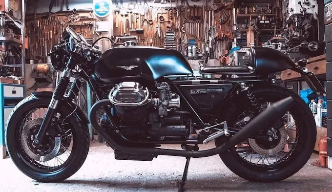 Moto Guzzi Le Mans 2 Cafe Racer en taller con acabado negro brillante